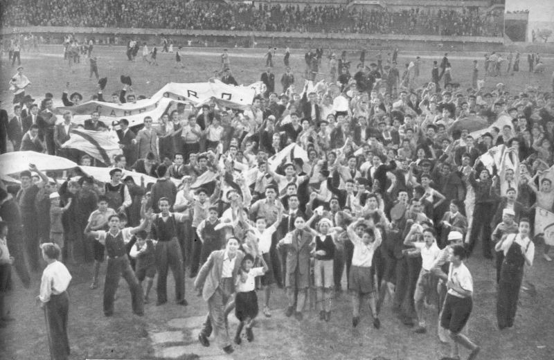 Hinchas argentinos en una tribuna durante un partido de fútbol