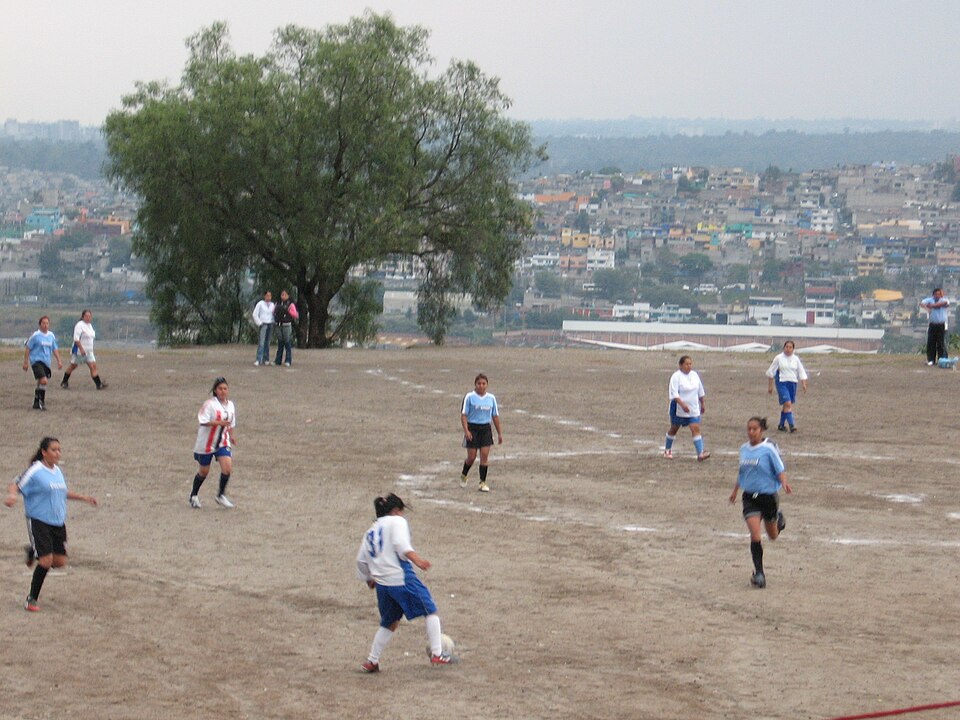 Jugadores disputando un balón dividido en un partido de la Liga Profesional