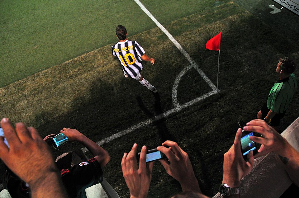 Jugadores aguardando un saque de esquina en un estadio argentino