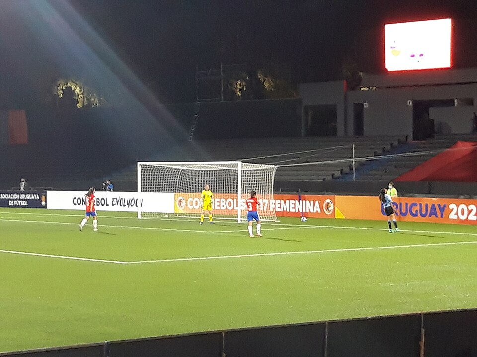 Cuerpo técnico preparando un plan táctico antes de un partido grande