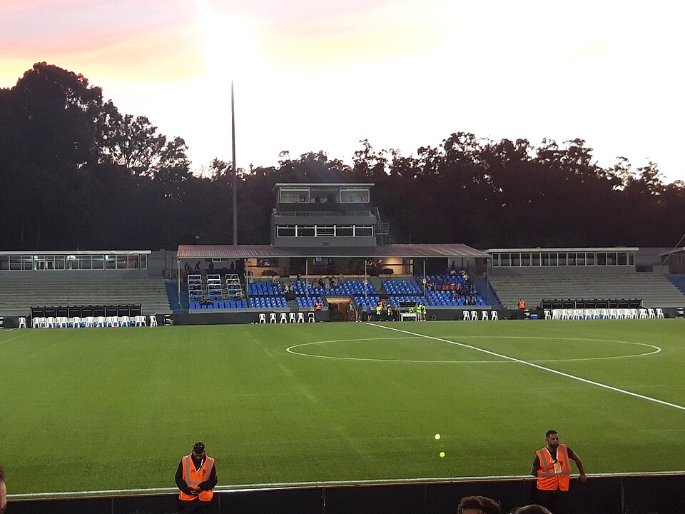 Aficionados mirando un partido intenso en un bar deportivo