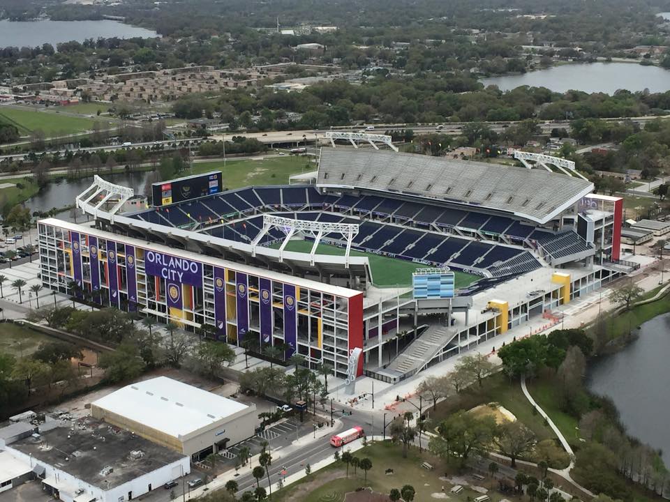 Vista aérea de un partido nocturno con estadios llenos