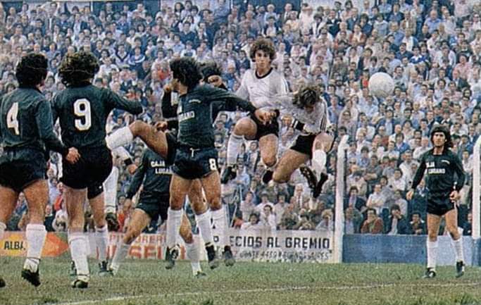 Hinchada de Barracas Central con banderas